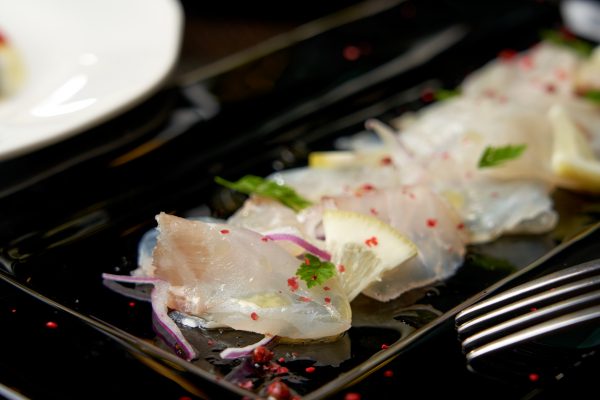 天然鯛を使ったカルパッチョ!! 産地はその日により変わります。神経締めや釣りものなど品質にこだわっています。