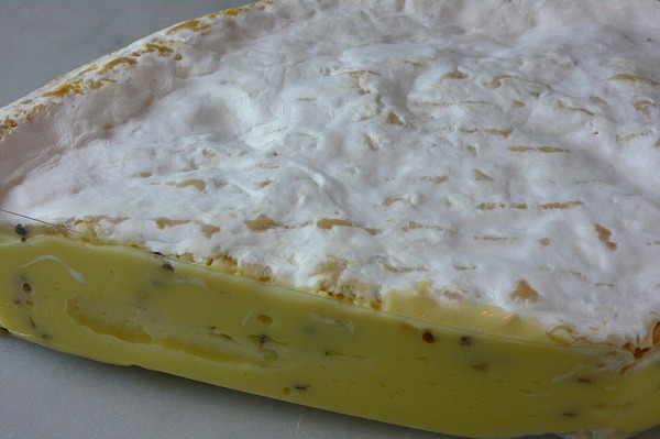 Brie de Montereau Poivre(ブリード・モントロー・ポワブル)