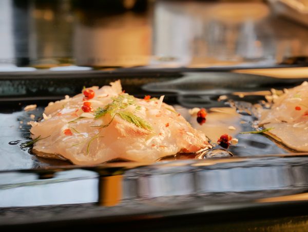 天然鯛を使ったカルパッチョ!! 産地はその日により変わります。神経締めや釣りものなど品質にこだわっています。