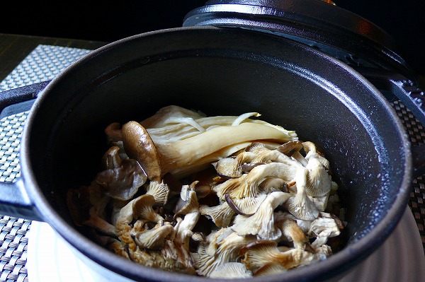 炊き込みご飯 <br>(Steamed Rice with Cheese and Mushroom)